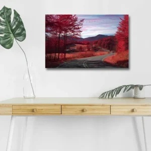 Canvastavla med LED-belysning - Vacker landskapsvy med röda träd och en slingrande väg Röd / Grå / Blå - Inredning Extra rabatt