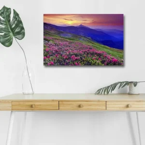 Canvastavla med LED-belysning - Blomstrande äng med färgglada blommor och fjäll i bakgrunden Lila / Rosa / Grön - Inredning Billig
