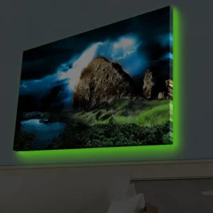 Erbjudande Canvastavla med LED-belysning - Dramatiskt landskap med klippor och stormiga moln Mörkblå / Grön / Svart - Inredning