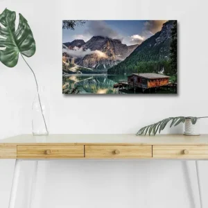 Endast idag Canvastavla med LED-belysning - Stämningsfull fjällsjö med en trästuga vid vattnet Grön / Blå / Brun - Inredning