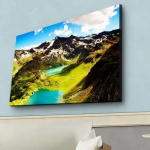 Canvastavla med LED-belysning - Storslagen bergslandskap med glittrande sjöar och gröna ängar Grön / Blå / Vit - Inredning Beställ nu