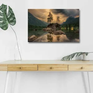 Canvastavla med LED-belysning - Dramatiskt landskap med berg och träd vid en spegelblanka sjö Mörkgrön / Grå / Blå - Inredning Bästa pris
