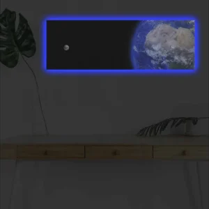 Canvastavla med LED-belysning - Jorden sedd från rymden med en måne i bakgrunden Blå / Grå / Svart - Inredning Köp nu