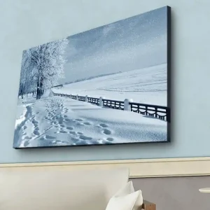 Canvastavla med LED-belysning - Snötäckt landskap med spår i snön och träd längs en väg Vit / Ljusblå / Grå - Inredning Säker betalning