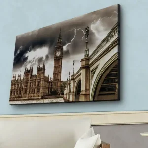 Extra rabatt Canvastavla med LED-belysning - Dramatiskt stadslandskap med Big Ben och en bro under mörka moln Grå / Beige / Mörkbrun - Inredning