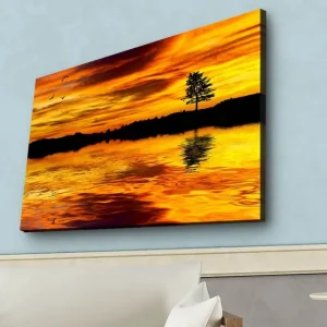 Canvastavla med LED-belysning - Solnedgång över en spegelblanka sjö med silhouett av ett träd Guld / Orange / Svart - Inredning Beställ idag
